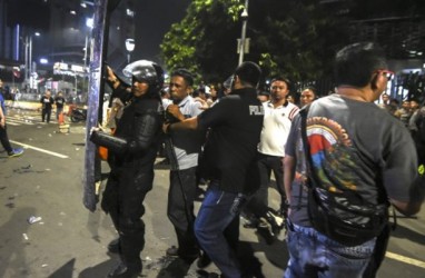 Polisi Kembali Amankan Aksi Rusuh Massa di Gedung Bawaslu Dini Hari 