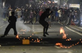 Gunakan Batu, Bom Molotov, dan Petasan, Perusuh Lawan Pasukan Antihuru-hara di Tanah Abang