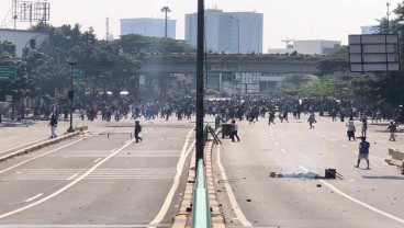 DEMO 22 MEI: Polsek Gambir Dikepung, Polisi Tembaki Massa dengan Peluru Karet dan Gas Air Mata