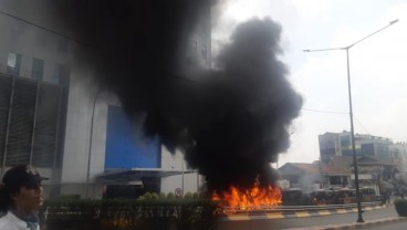 AKSI 22 MEI: Warga Bakar 2 Mobil Polisi di Kemanggisan