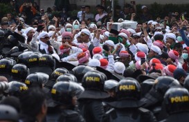 AKSI 22 MEI : Massa Bertambah, Orasi Demonstran di Kantor Bawaslu Dimulai