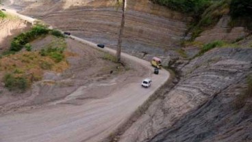 Jalan di Eris Minahasa Tertutup Longsor Sepanjang 45 Meter