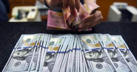 Petugas menghitung mata uang rupiah dan dolar AS di salah satu tempat penukaran uang di Jakarta, Selasa (9/10/2018)./ANTARA-Akbar Nugroho Gumay