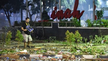 Kondisi Sarinah: Perusuh Angkat Pot Permanen, Konblok Tercabut, Tembok Dibobol