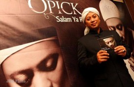 Opick Sambut Jenazah Ustaz Arifin Ilham di Bandara Halim Perdana Kusuma