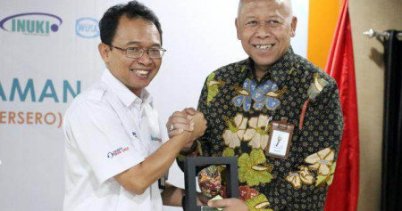 Direktur Utama PT Bhanda Ghara Reksa (BGR Logistics) M Kuncoro Wibowo (kiri) berfoto bersama Direktur Utama WIKA Industri Energi Andi Nugraha di sela-sela penandatanganan kerja sama pengembangan smart warehouse hemat energi, di Jakarta, Kamis (23/5/2019)./Bisnis-Abdullah Azzam 