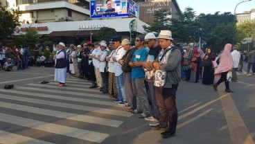 Sejumlah Peserta Aksi 22 Mei Salat Gaib dan Gelar Doa di Perempatan Sarinah