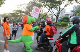 Bagi-bagi Takjil Ala Harris Hotel Sentraland Semarang