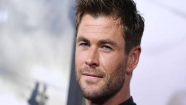 Mike Lewis, Jennifer Bachdim, Reza Chandika Pose dengan Chris Hemsworth, Seleb pun Dibuat Iri!