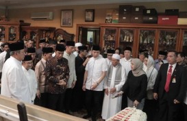 Jokowi dan Habibie Sambut Jenazah Ani Yudhoyono di Cikeas