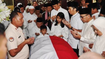 Beri Penghormatan Terakhir, KH Ma'ruf Amin Jadi Imam Salat Jenazah Ibu Ani Yudhoyono