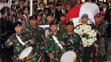 Megawati, BJ Habibie, dan Tri Sutrisno Tiba di TMP Kalibata