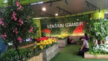 Sebelum Mudik, Foto Dulu di Taman Stasiun Gambir