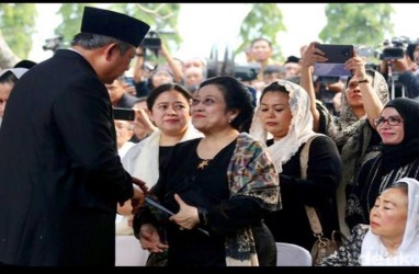 Detik-detik Megawati Senyum dan Salam SBY di Pemakaman Ani Yudhoyono