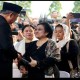 Detik-detik Megawati Senyum dan Salam SBY di Pemakaman Ani Yudhoyono