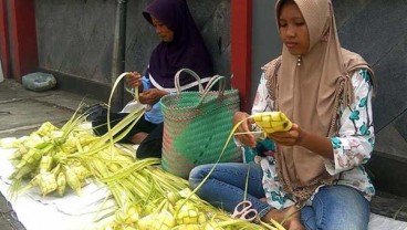 Pedagang Ketupat Dadakan Bermunculan di Purwokerto