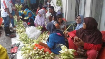 Jelang Lebaran Idulfitri, Perajin Ketupat Banjiri Pasar Mardika