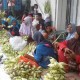 Jelang Lebaran Idulfitri, Perajin Ketupat Banjiri Pasar Mardika