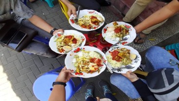 JELAJAH JAWA-BALI 2019: Antre demi Kuliner Legendaris Nasi Men Weti   