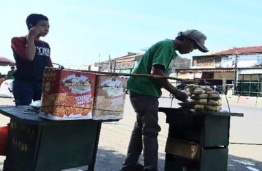 Penjual Ketupat Sayur dan Petugas Keamanan Stasiun Tetap Mengais Rezeki saat Lebaran