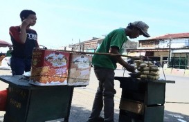 Penjual Ketupat Sayur dan Petugas Keamanan Stasiun Tetap Mengais Rezeki saat Lebaran