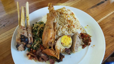 JELAJAH LEBARAN JAWA BALI 2019: Menyantap Nikmatnya Nasi Ayam Kedewatan Ibu Mangku