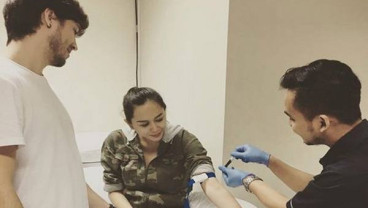 Hamil Tua, Aura Kasih Masih Main Bersama Kucing dan Anjing