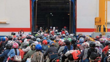 Ribuan Pemudik Bermotor di Pelabuhan Bakauheni Bersiap Menyeberang ke Jawa