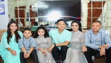 Dikabarkan Tak Akur, Aurel dan Azriel Sungkem ke Krisdayanti