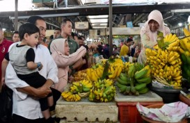 Belanja di Pasar Gede Solo, Presiden Jokowi Punya Tukang Angkat Belanjaannya