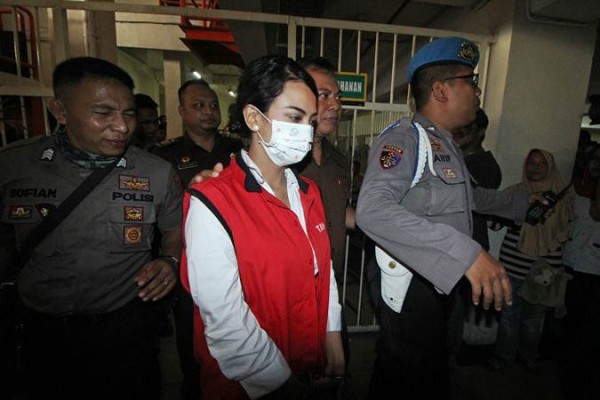 Terdakwa kasus dugaan penyebaran konten asusila Vanessa Angel (tengah) dikawal petugas sebelum menjalani sidang perdana di Pengadilan Negeri (PN) Surabaya, Jawa Timur, Rabu (24/4/2019)./ANTARA-Moch Asim