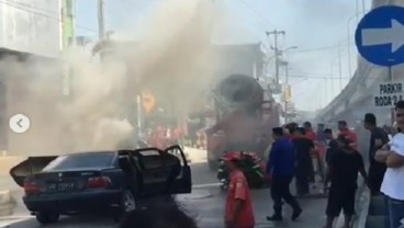 Mobil Terbakar di Flyover Palur Dipadamkan dengan Truk Molen