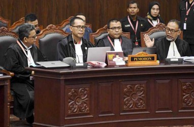 Kuasa Hukum Prabowo-Sandi Belum Tuntas Baca Permohonan, Hakim MK Skors Sidang untuk Salat Jumat