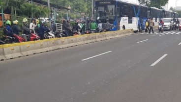 Sidang MK : Sejumlah Ruas Jalan Ditutup, Pemotor Serobot Jalur Transjakarta