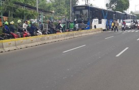 Sidang MK : Sejumlah Ruas Jalan Ditutup, Pemotor Serobot Jalur Transjakarta