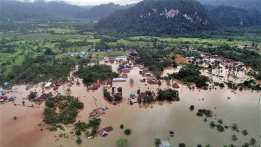 Dihantam Banjir, Jalur Trans Sulawesi Belum Pulih