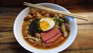 Menyeruput Ramen Panas di Pinggiran Jalan Solo