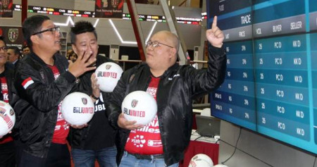 CEO PT Bali Bintang Sejahtera Tbk Yabes Tanuri (kanan) berbincang dengan Direktur Utama PT Bursa Efek Indonesia (BEI) Inarno Djayadi (kiri), usai pencatatan perdana saham perseroan, di Galeri BEI, Jakarta, Senin (17/6/2019)./Bisnis-Endang Muchtar