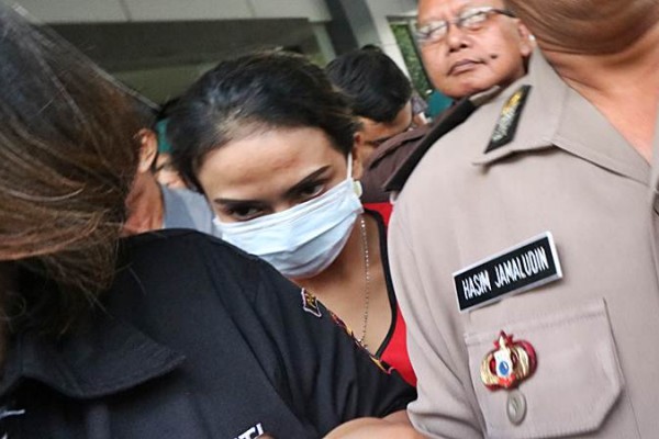 Polisi mengawal tersangka Vanessa Angel (tengah) menuju mobil tahanan di Kejaksaan Negeri Surabaya, Jawa Timur, Jumat (29/3/2019)./ANTARA-Didik Suhartono