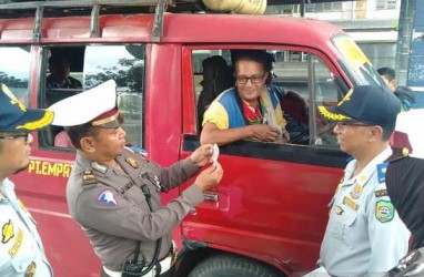 Stiker Angkot Berbau Pornografi di Sukabumi Terjaring Razia