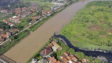 South Pacific Viscose Akan Keruk Sedimen Tepi Sungai Citarum