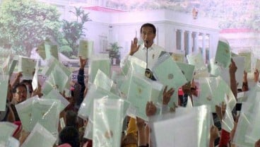 Pemilu Usai, Jokowi Lanjut Serahkan Sertifikat Tanah