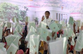 Pemilu Usai, Jokowi Lanjut Serahkan Sertifikat Tanah