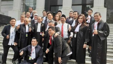 Kuasa Hukum Ucapkan Selamat Ulang Tahun untuk Jokowi Di Rehat Sidang Sengketa Pilpres