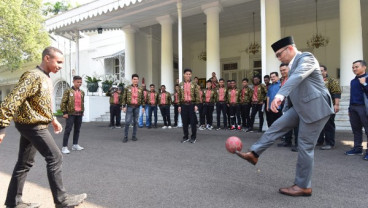 Ridwan Kamil Gocek Bola Bareng Timnas U-15 Iber Cup 2019
