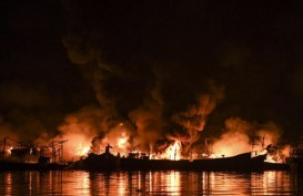 Belasan Perahu Nelayan di Indramayu Terbakar