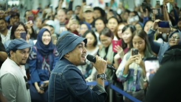 Tompi & Glenn Fredly 'Ngamen' di Stasiun MRT Bundaran HI