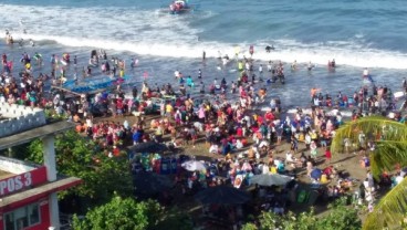 Disparbud Jabar Kaji Wisatawan di Pangandaran Tukar Sampah Jadi Voucher Hotel