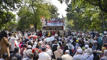 Sidang Putusan Masih Berjalan, Massa Mulai Dekati Barikade Kawat Berduri