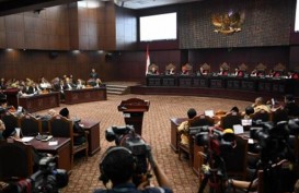 Hakim MK : Dalil Prabowo Soal Instruksi Jokowi untuk Pakai Baju Putih Tidak Relevan